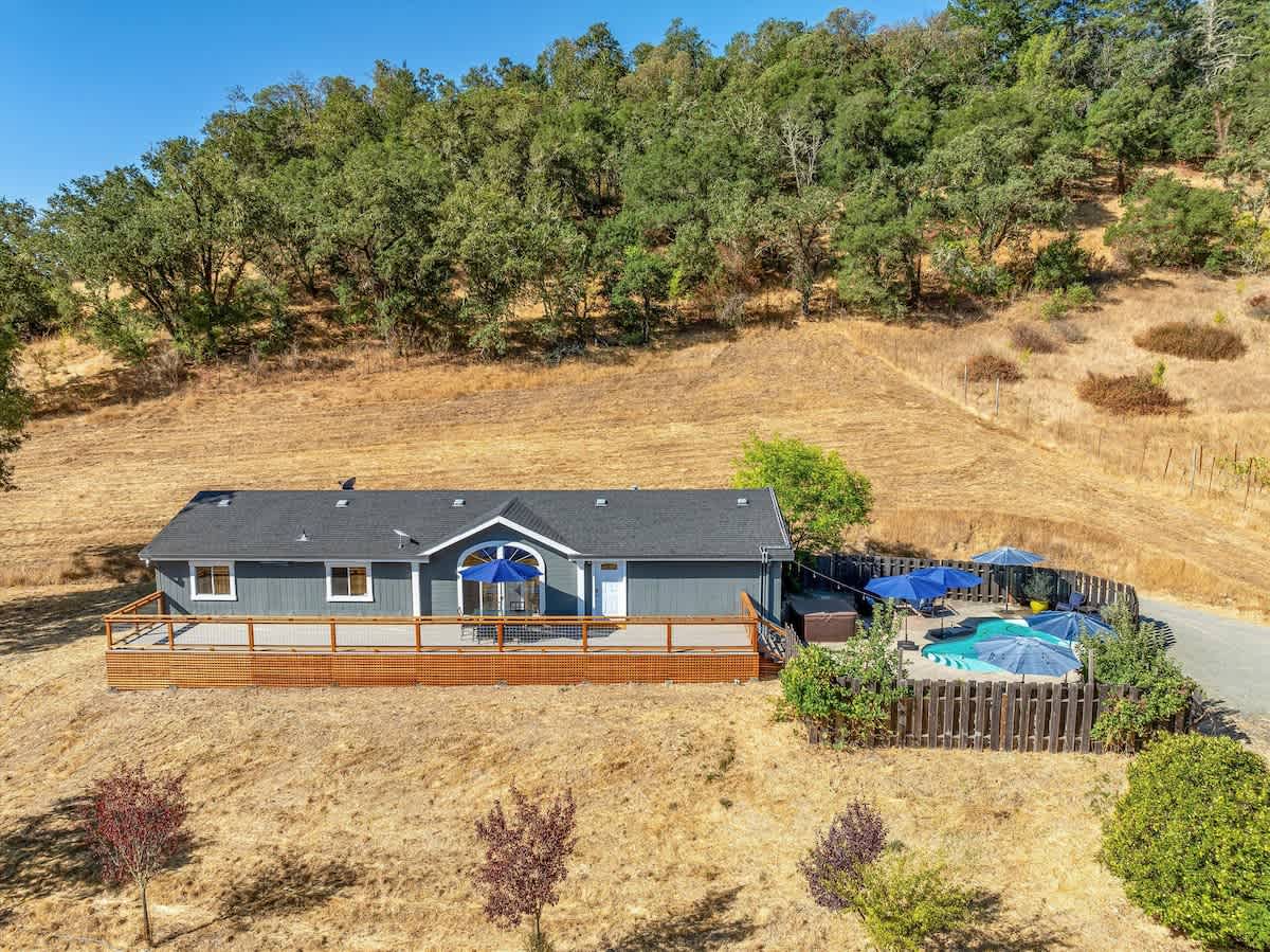 Calistoga Getaway Hot Tub and Tastings Included 3