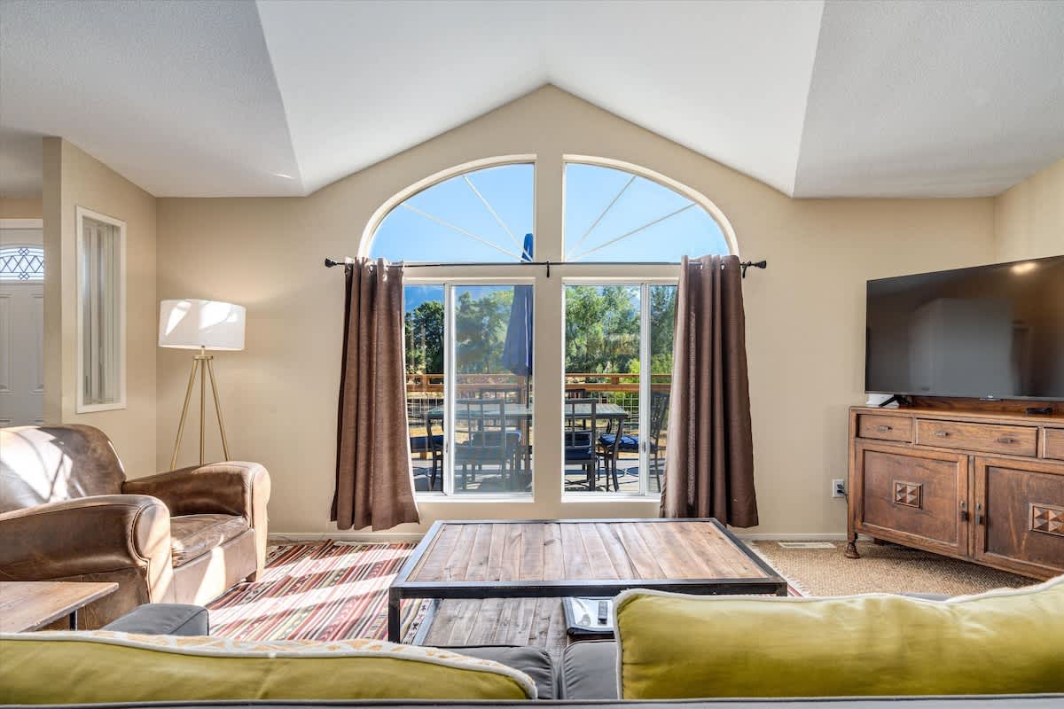 Calistoga Getaway Hot Tub and Tastings Included 4