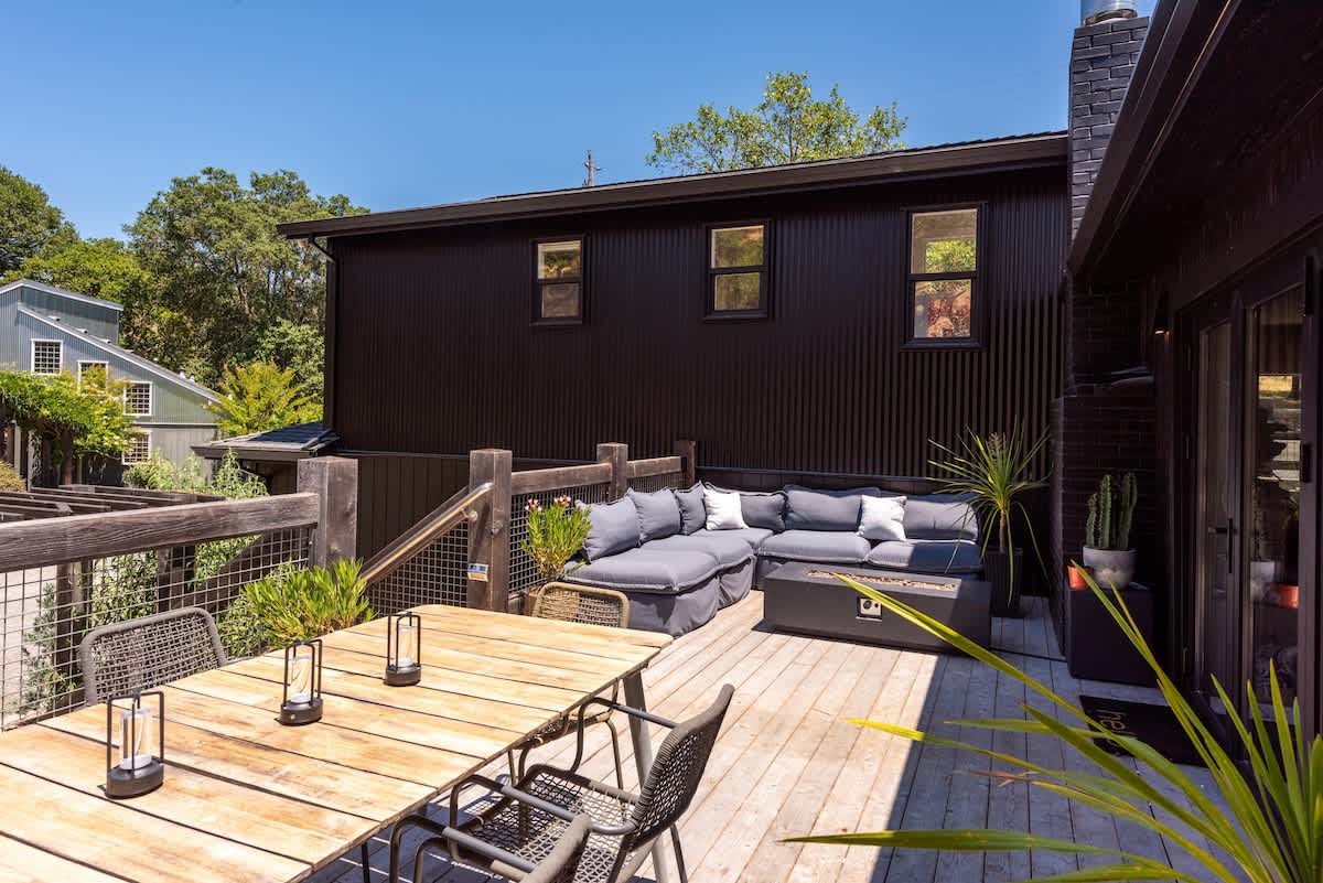 WC Oasis with Hot Tub Wine Tastings Included 5