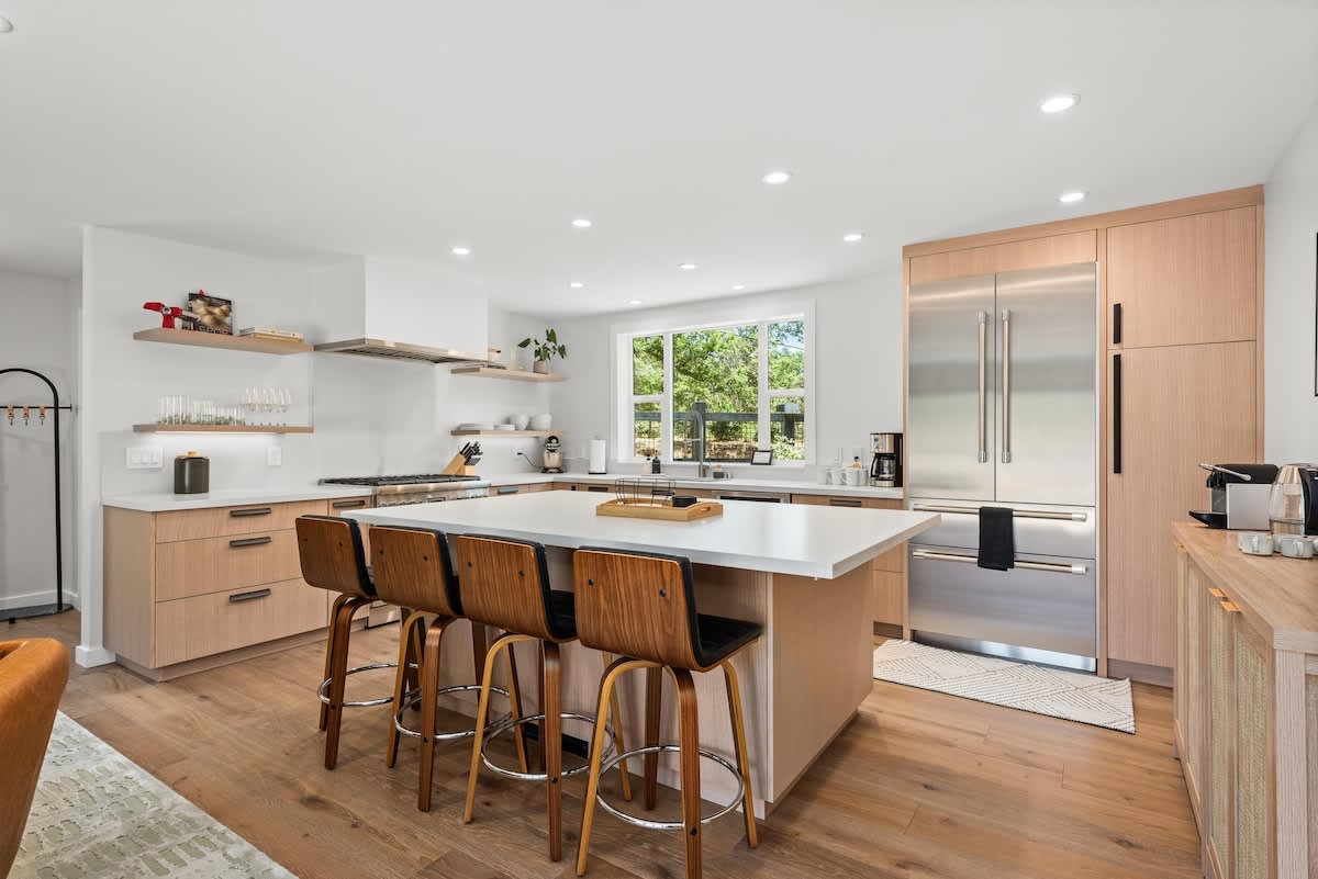 WC Oasis with Hot Tub Wine Tastings Included 4