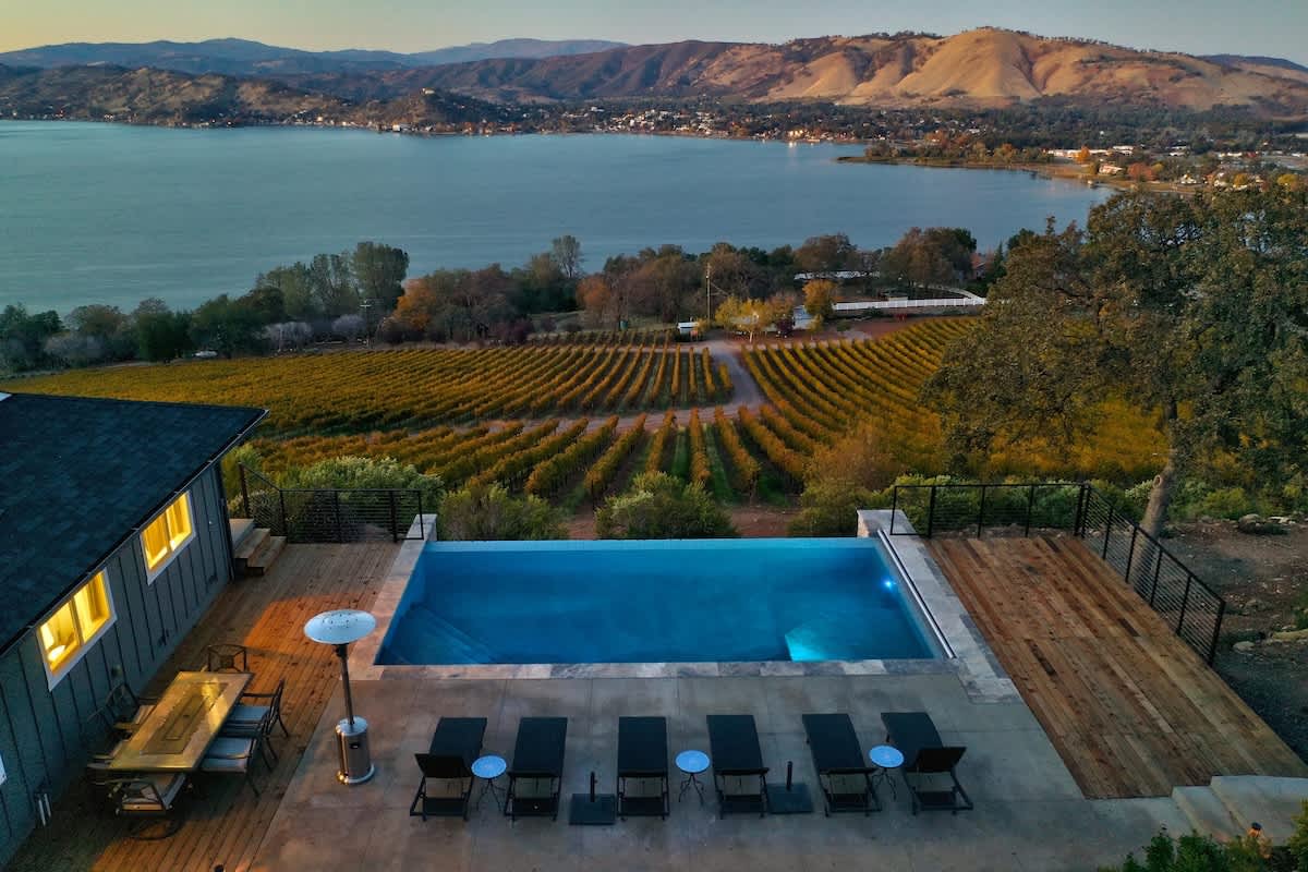 Jago Bay Vineyard Home with Pool and Hot Tub 2