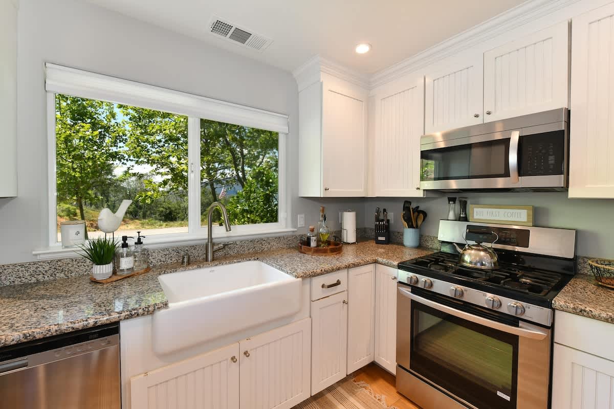 Jago Bay Vineyard Home with Pool and Hot Tub 4