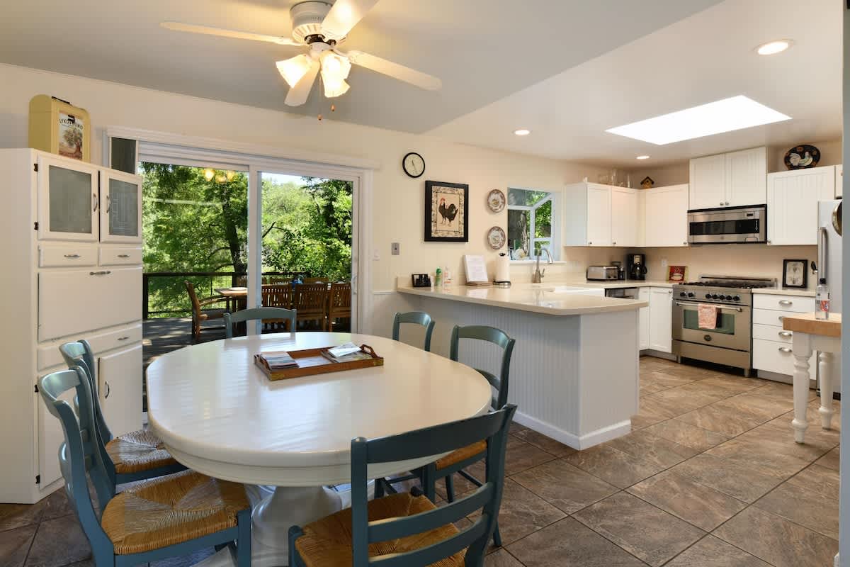 Heron House Hot Tub and Wine Tastings Included 5