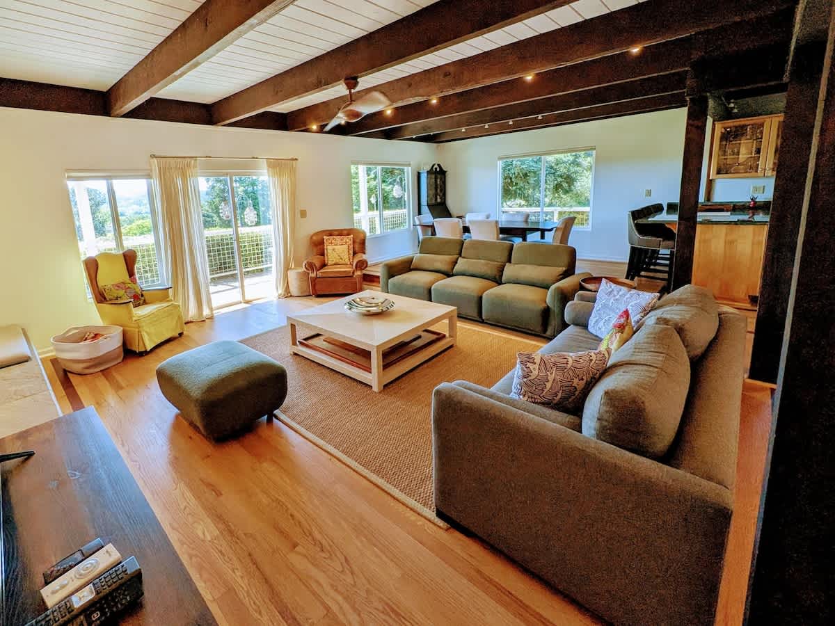 Farmhouse with Pool Hot Tub and Tastings Included 3