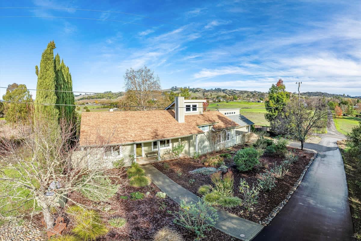 Serenity with Hot Tub and Wine Tastings Included 2