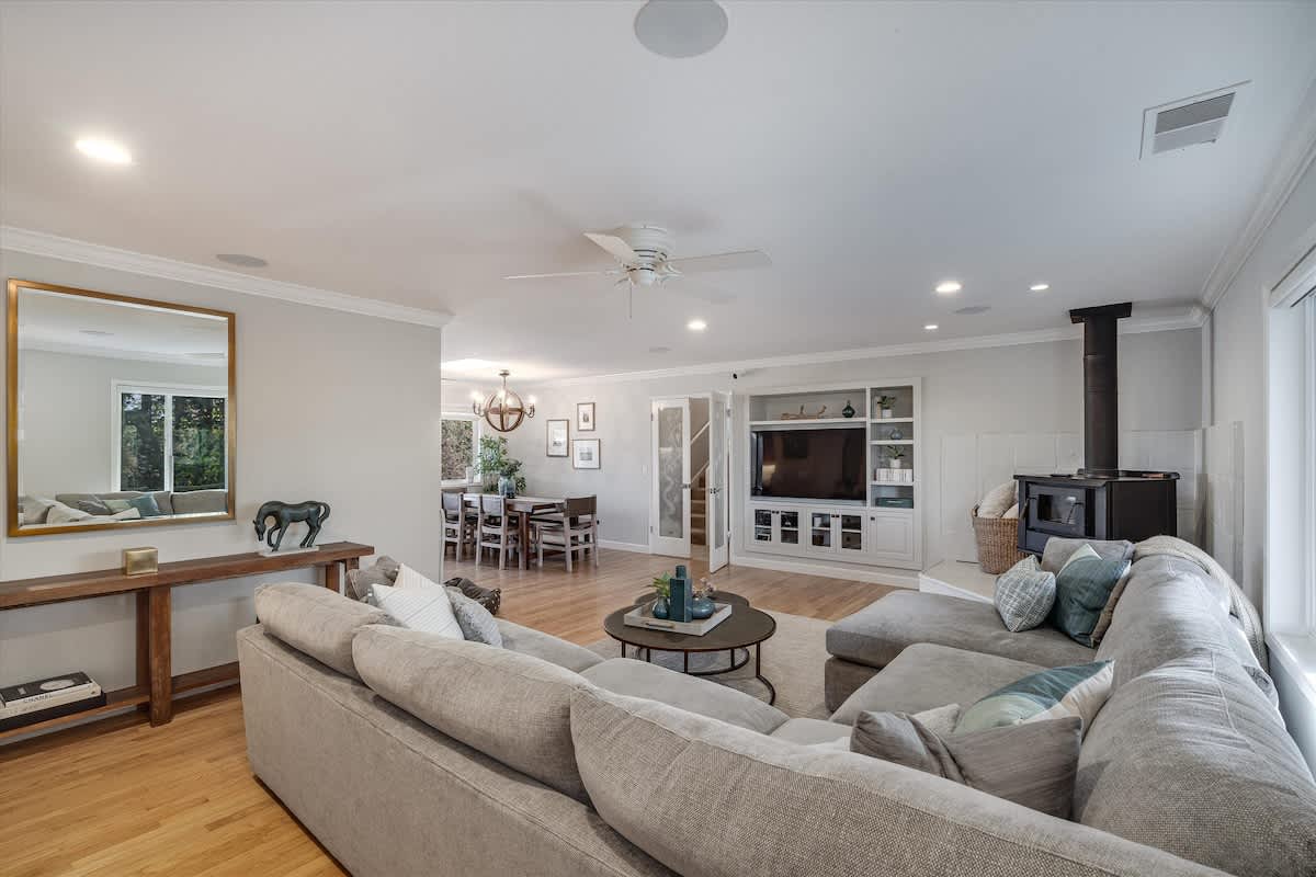 Serenity with Hot Tub and Wine Tastings Included 3