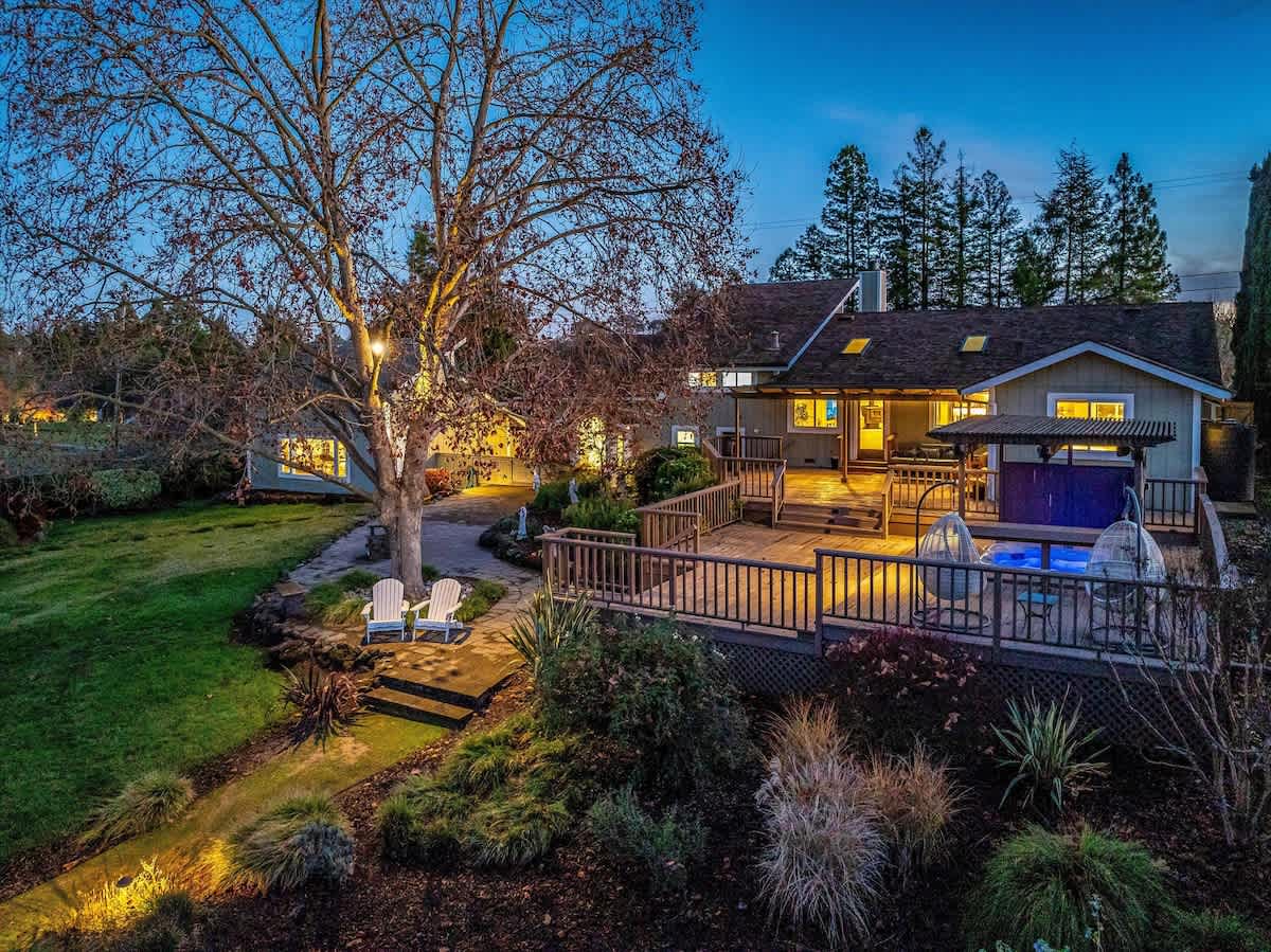 Serenity with Hot Tub and Wine Tastings Included