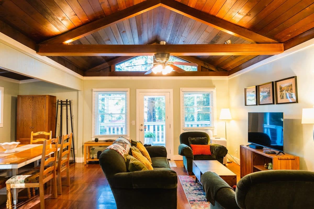 River Retreat Hot Tub and Tastings Included 4