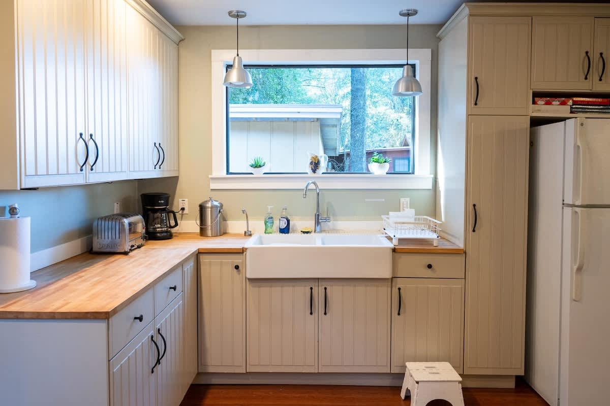 River Retreat Hot Tub and Tastings Included 3