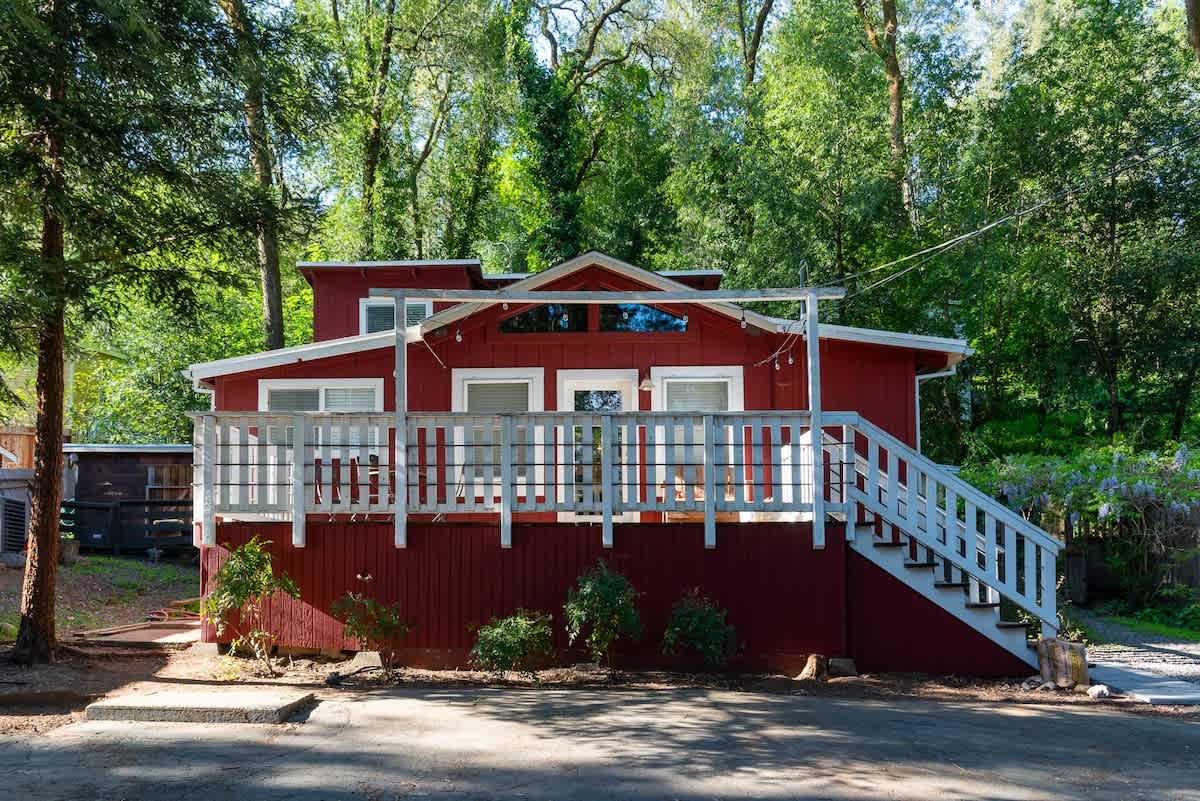 River Retreat Hot Tub and Tastings Included