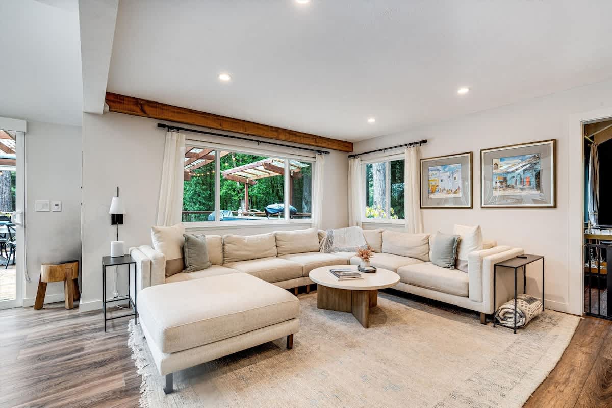 Elks Landing Hot Tub and Tastings Included 3