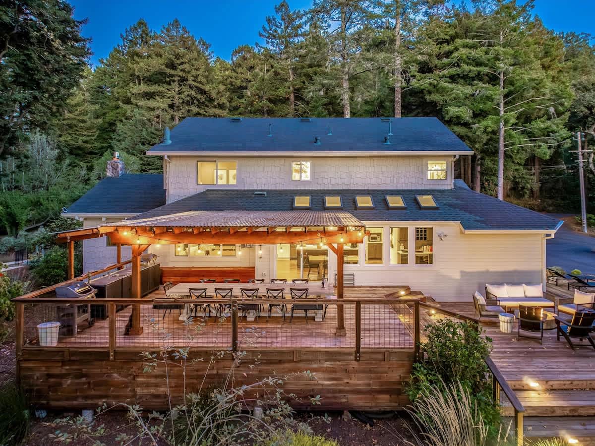 Elks Landing Hot Tub and Tastings Included