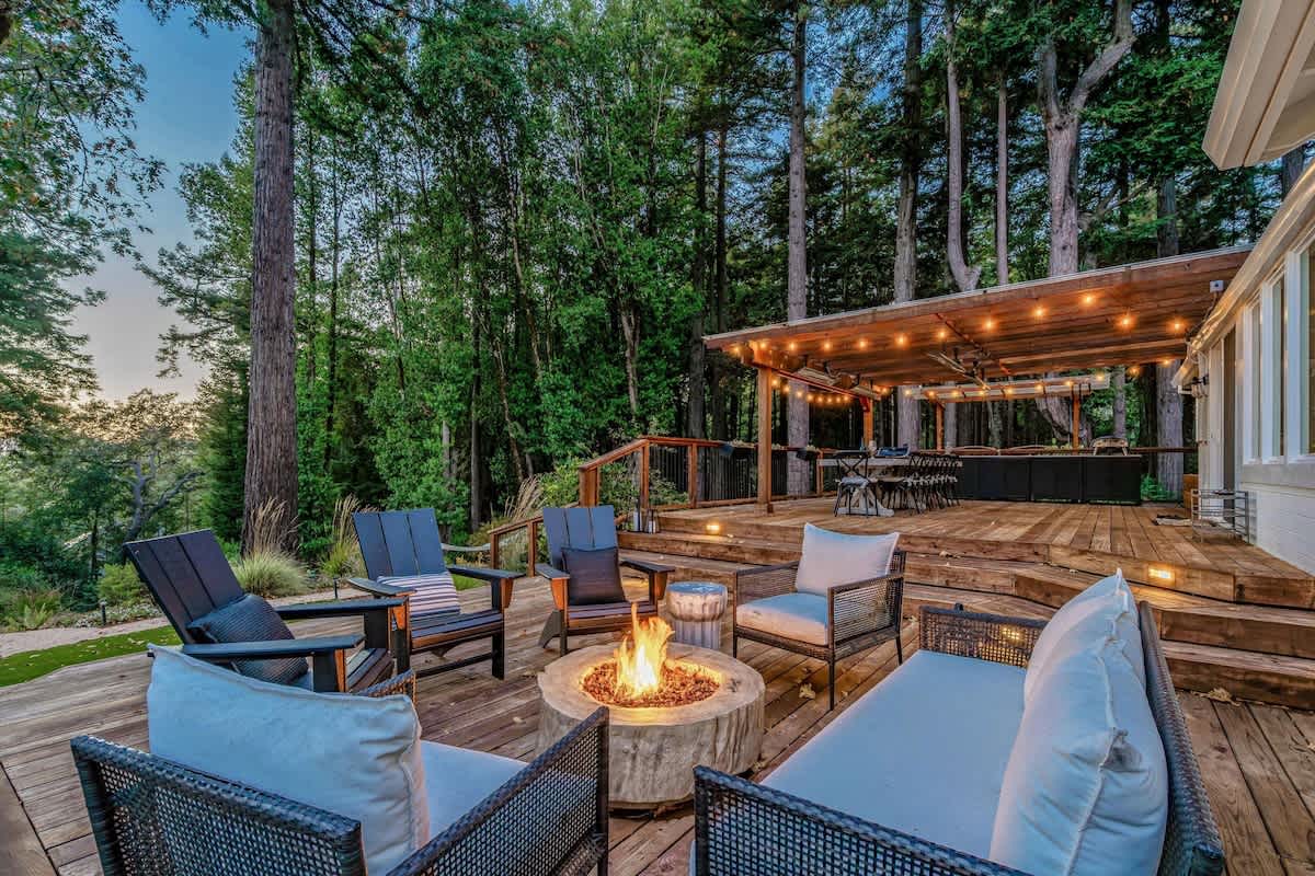 Elks Landing Hot Tub and Tastings Included 4