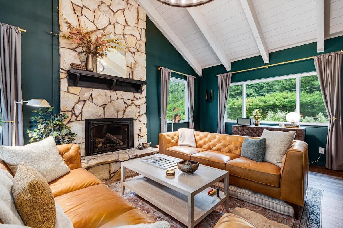 Elks Landing Hot Tub and Tastings Included 5