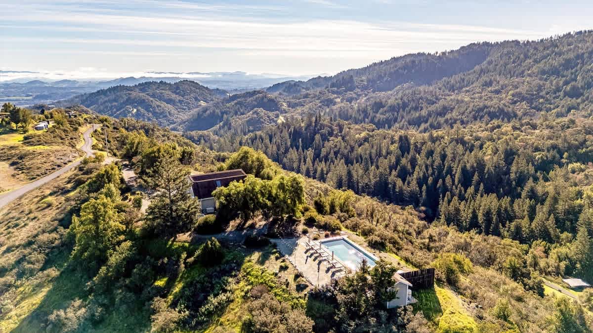 Private HBG Retreat Pool Hot Tub Wine Tastings 4