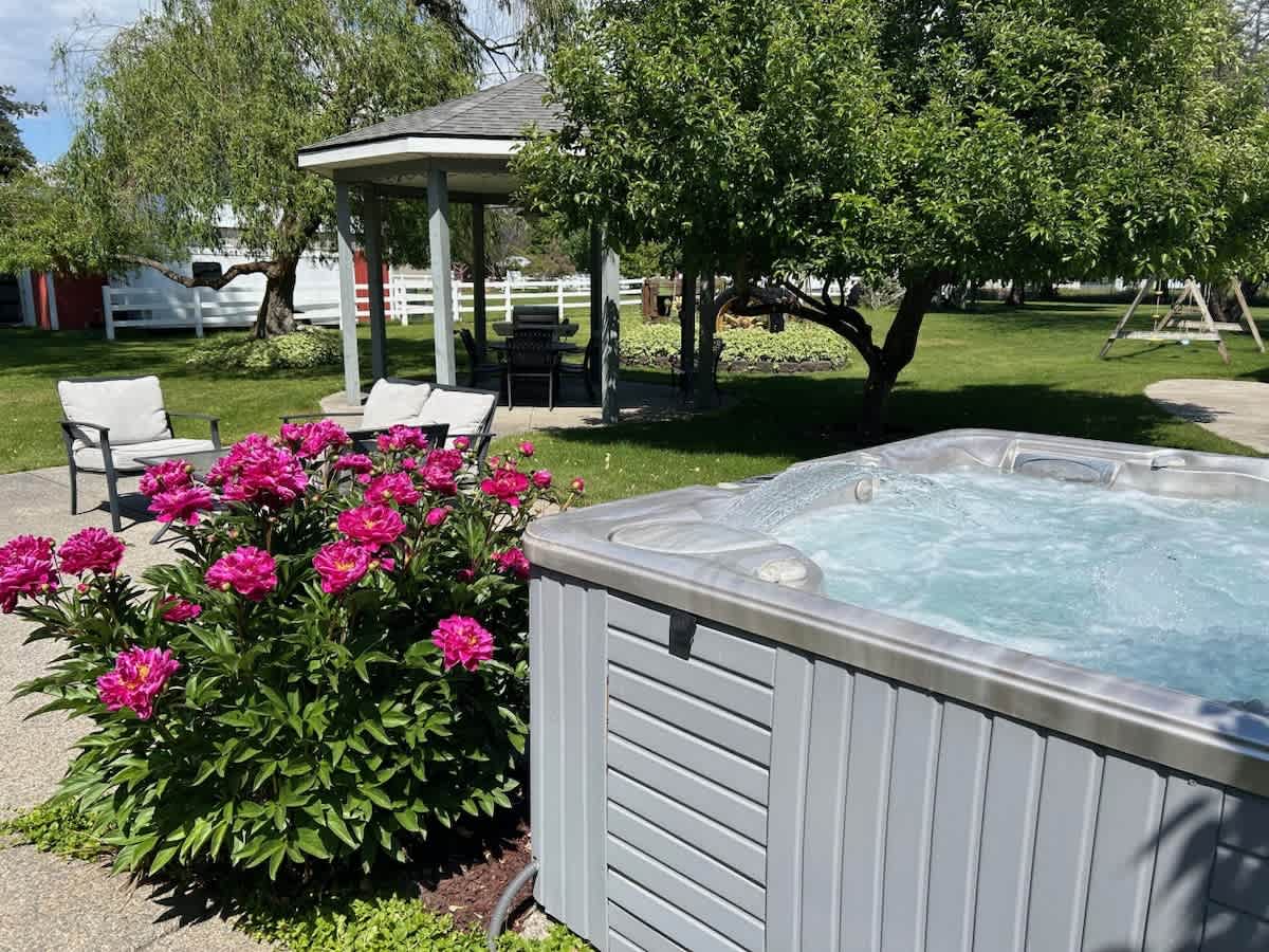 Farmhouse Retreat Near CDA With Hot Tub And Fire Pit  — Dalton Gardens, ID — vacation rental