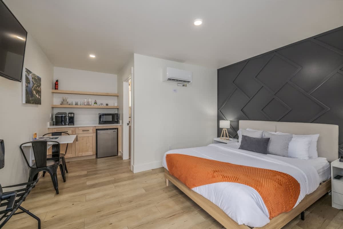 Fresh Modern Studio Affordable Lodging Downtown CDA — Coeur d'Alene, ID — vacation rental