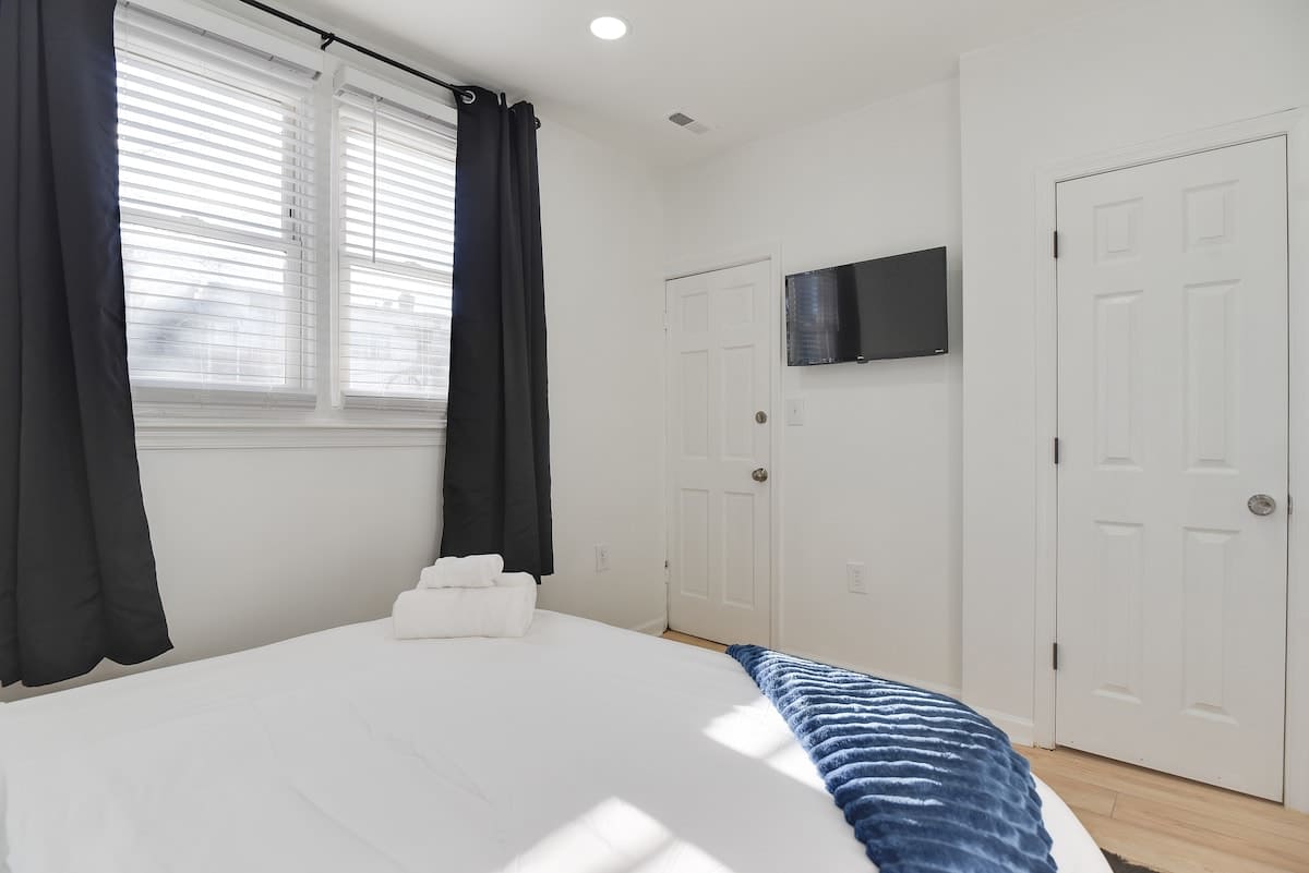 Stylish Condo Steps from Union Market & Metro