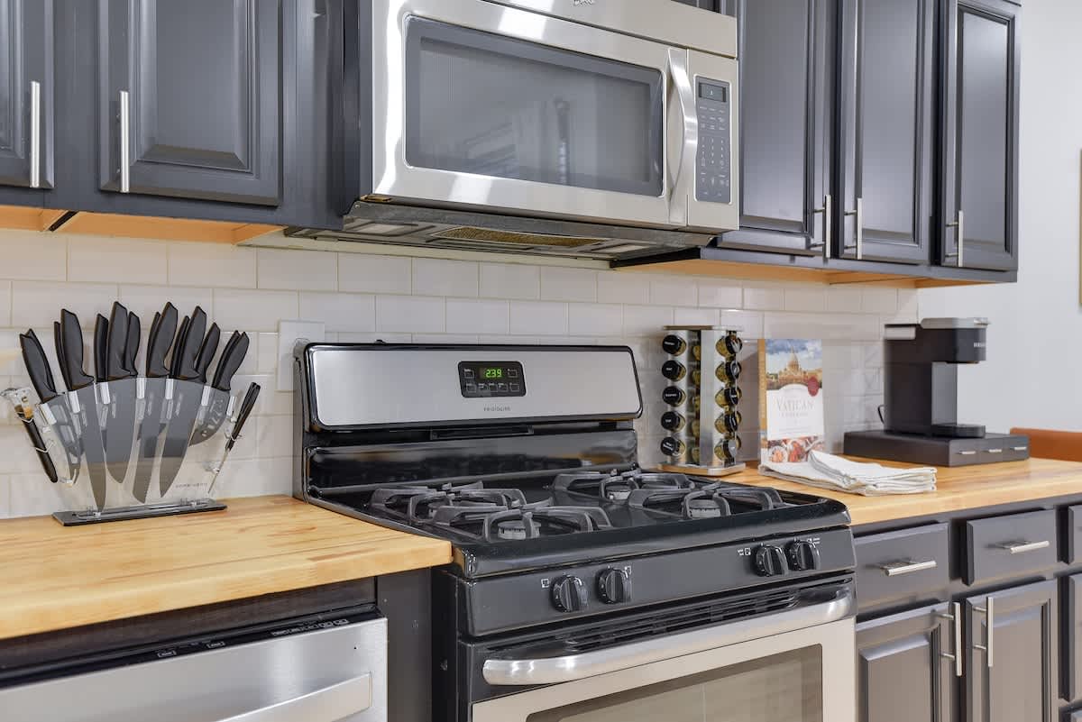 Stylish Condo Steps from Union Market & Metro