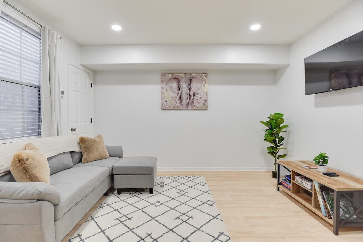 Stylish Condo Steps from Union Market & Metro