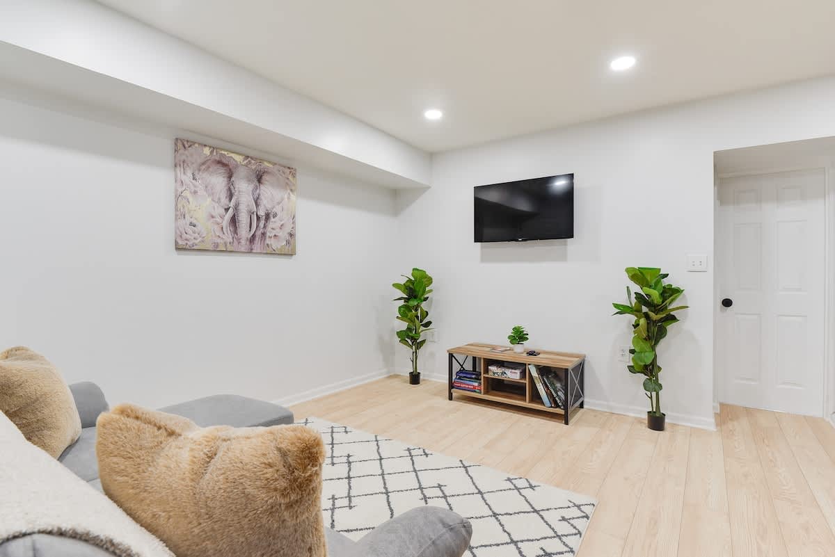 Stylish Condo Steps from Union Market & Metro
