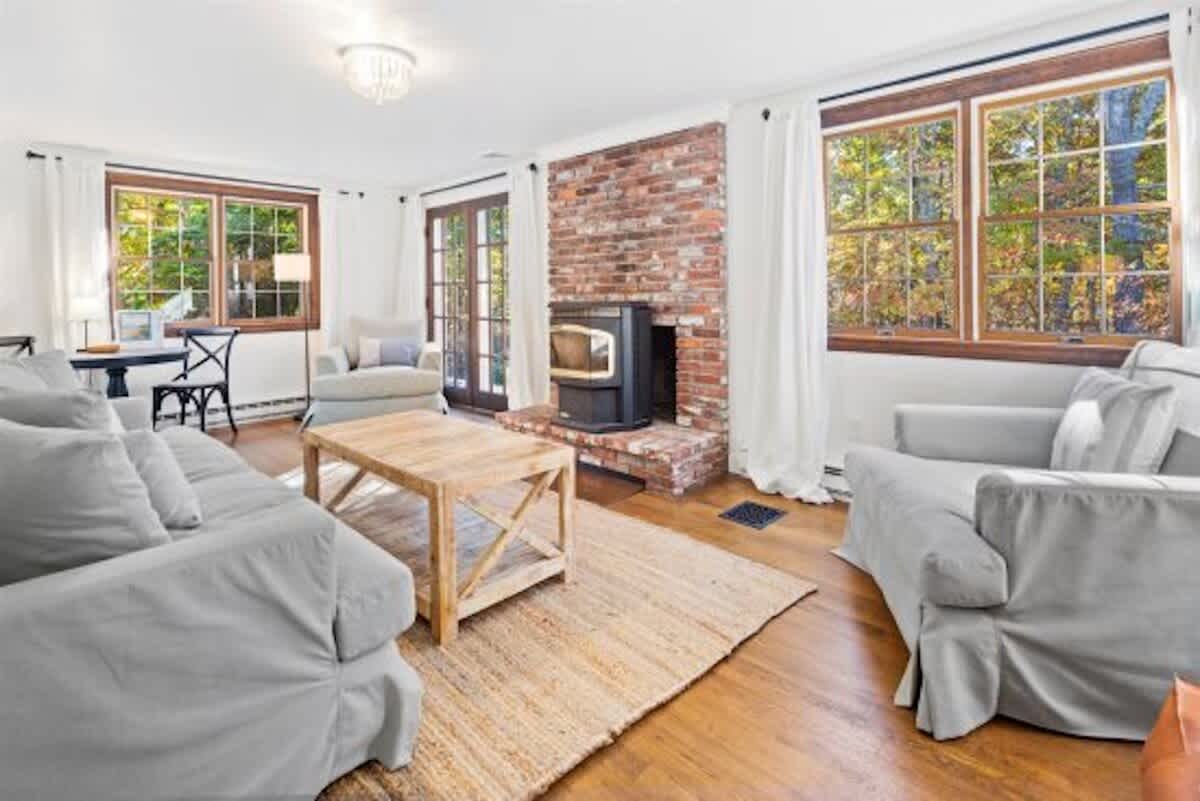 Dog friendly 4 bedroom walking distance to Duck pond Wellfleet s best kept secret 4