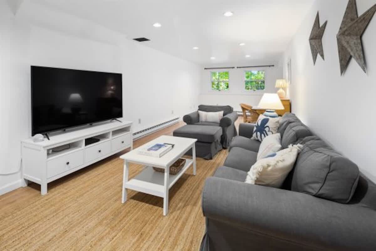 Dog friendly 4 bedroom walking distance to Duck pond Wellfleet s best kept secret 2