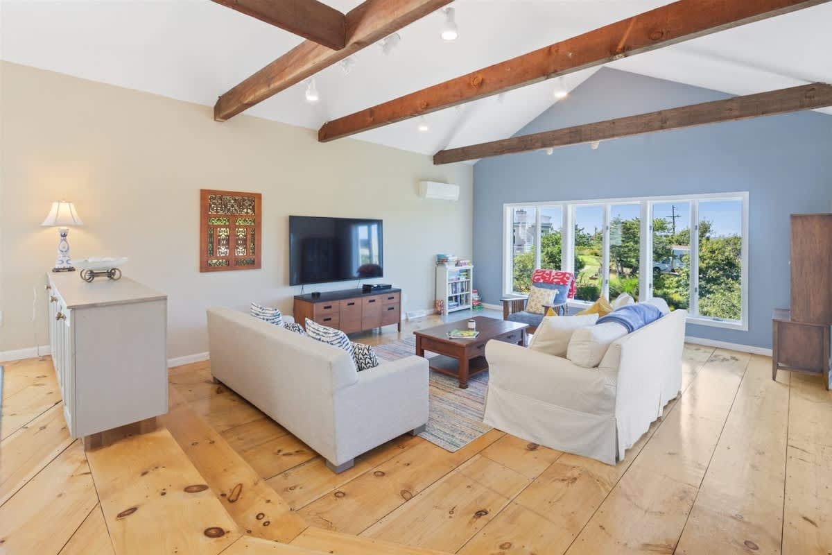 Beautiful Home a Short Walk to Private Bayside Beach in North Truro 2