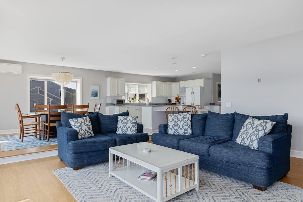 Breathtaking Waterfront Home 8