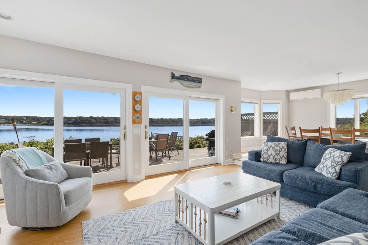 Breathtaking Waterfront Home 7