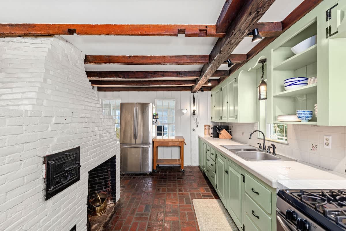 Charming Estate with Main House Guest Cottage 3