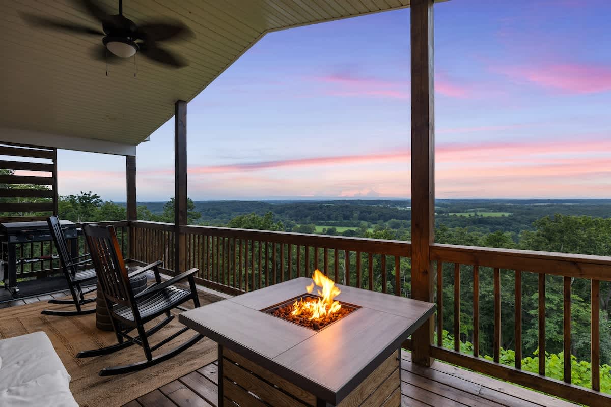 All-Inclusive 4BR • Mountain Views • Hot Tub