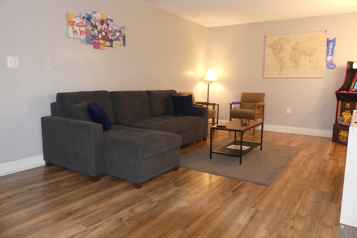 Centrally located cozy 2BR near attractions