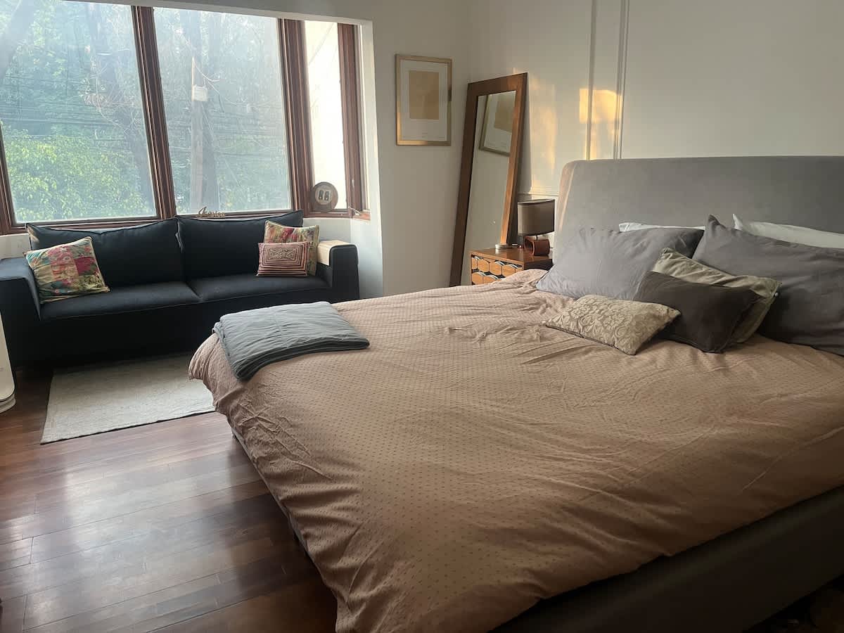 Recámara principal, cama King Size, baño completo. 