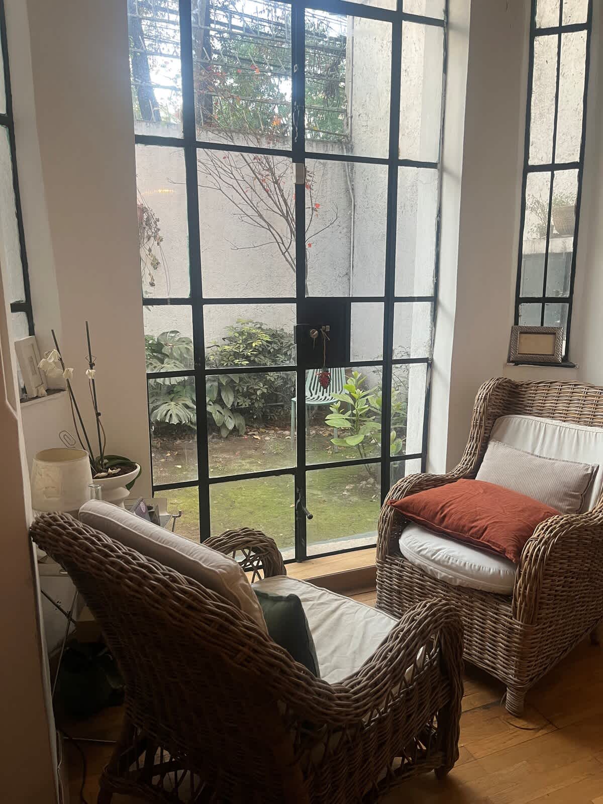 Cocina-comedor con puerta al patio de entrada