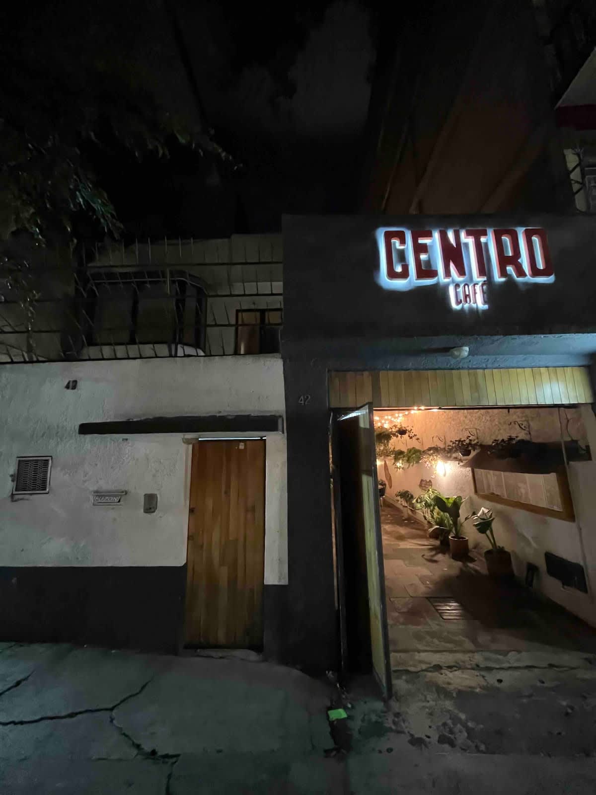 Inmueble, la casa está dividida en casa habitación con entrada independiente y centro -Café abierto de 7 a 21 hrs. 