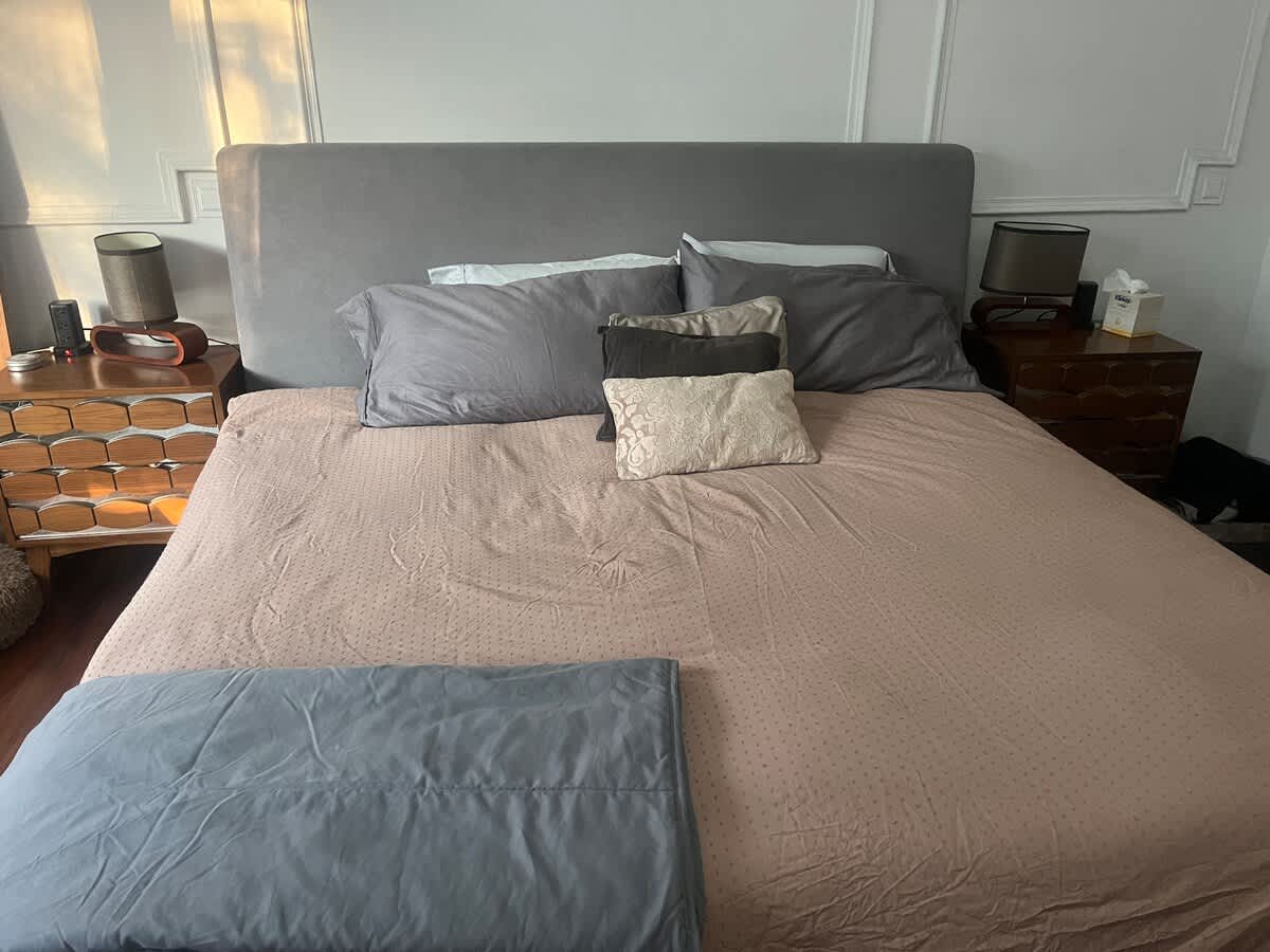 Cama King Size, vista al parque, baño completo. 