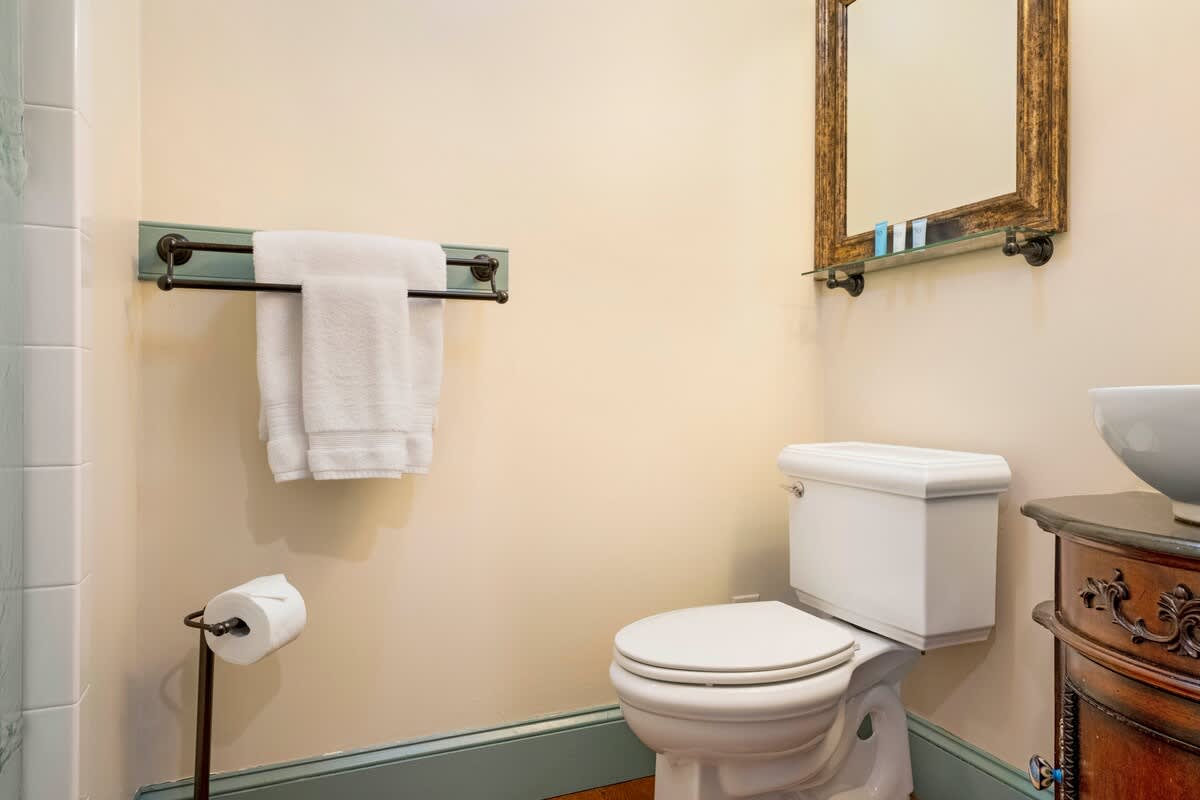 High Street Inn McIntire Room - vacation rental in Charlottesville — photo 16 of 21