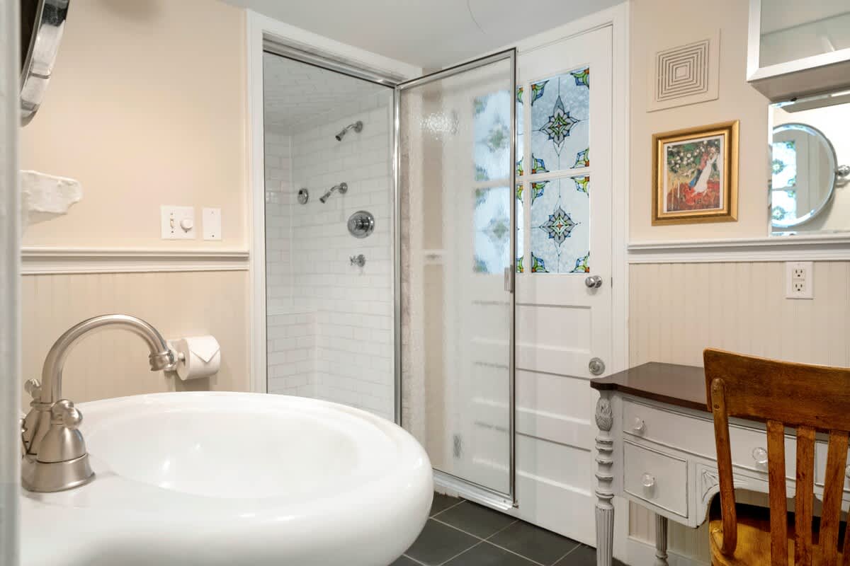 High Street Inn Altamont Room - vacation rental in Charlottesville — photo 16 of 21