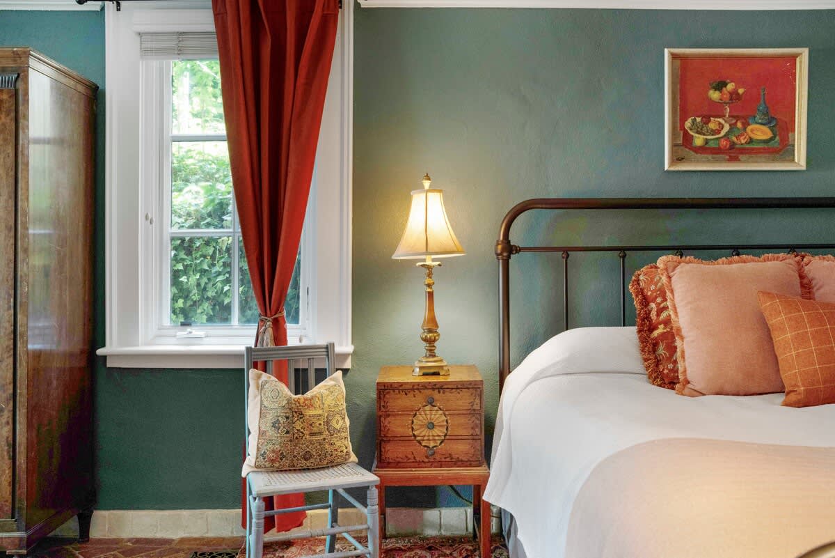 High Street Inn Altamont Room - vacation rental in Charlottesville — photo 15 of 21
