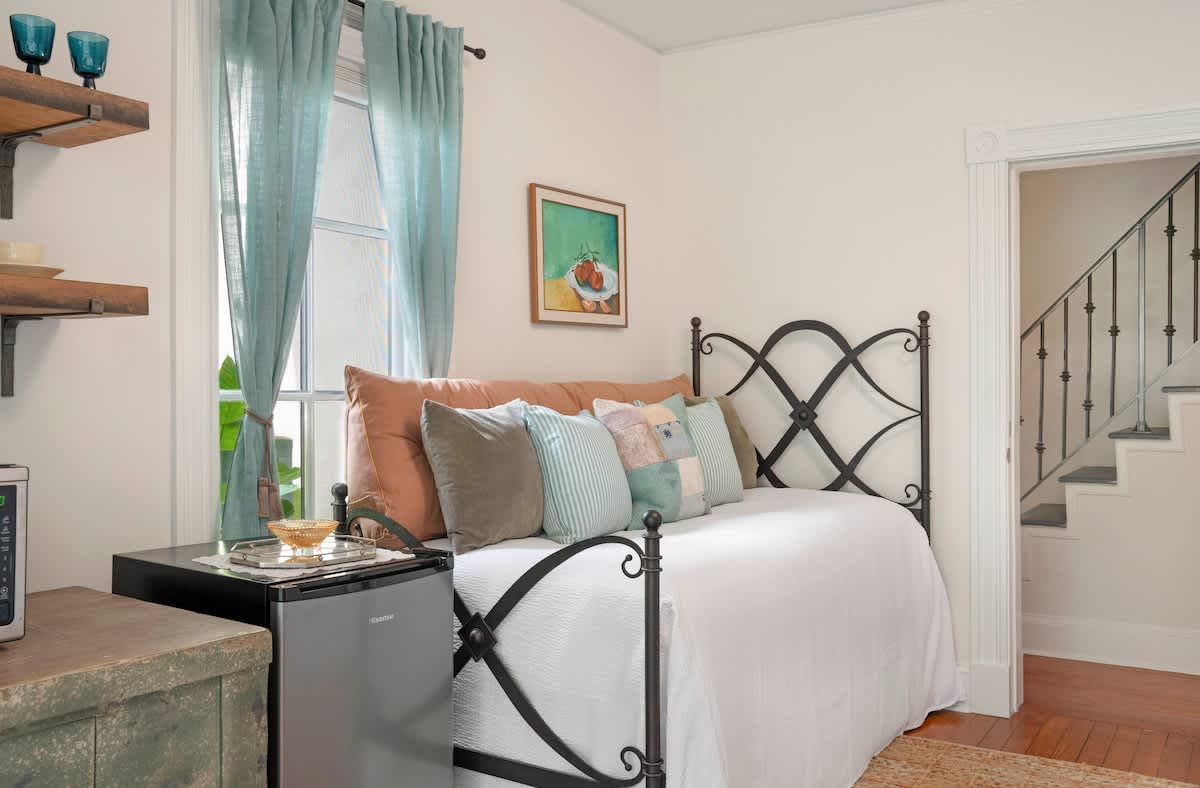 High Street Inn Preston Room - vacation rental in Charlottesville — photo 1 of 21