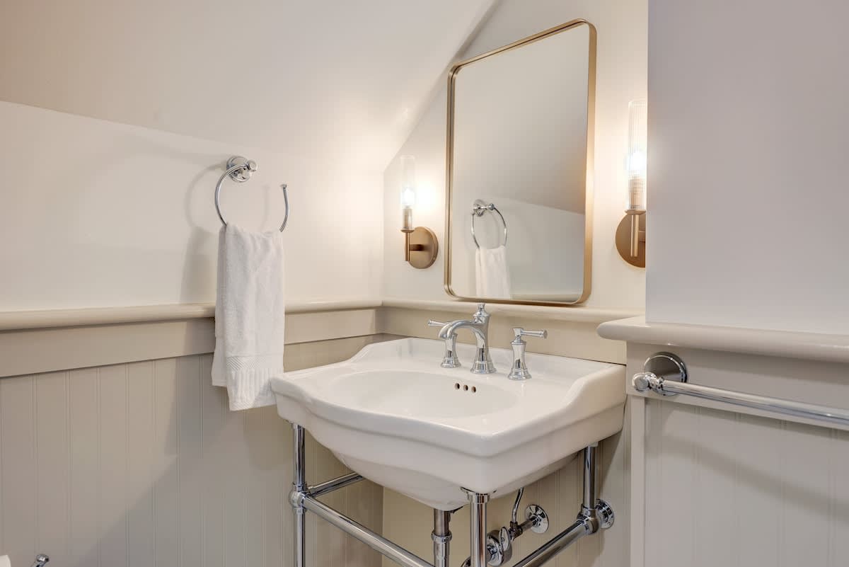 The 200 South St | King Rm 11 - vacation rental in Charlottesville — photo 6 of 33