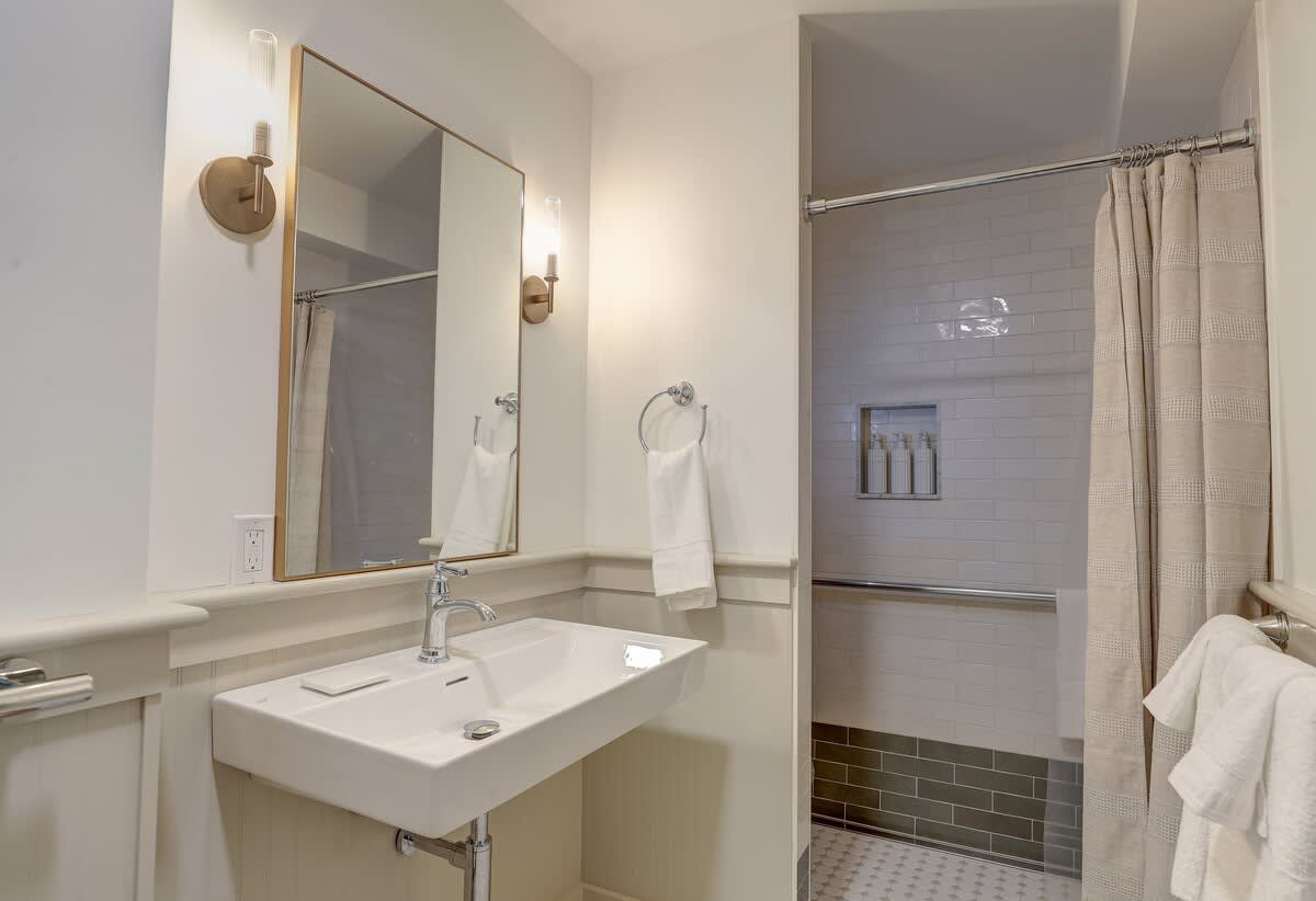 The 200 South St | King Rm 1 - vacation rental in Charlottesville — photo 12 of 36
