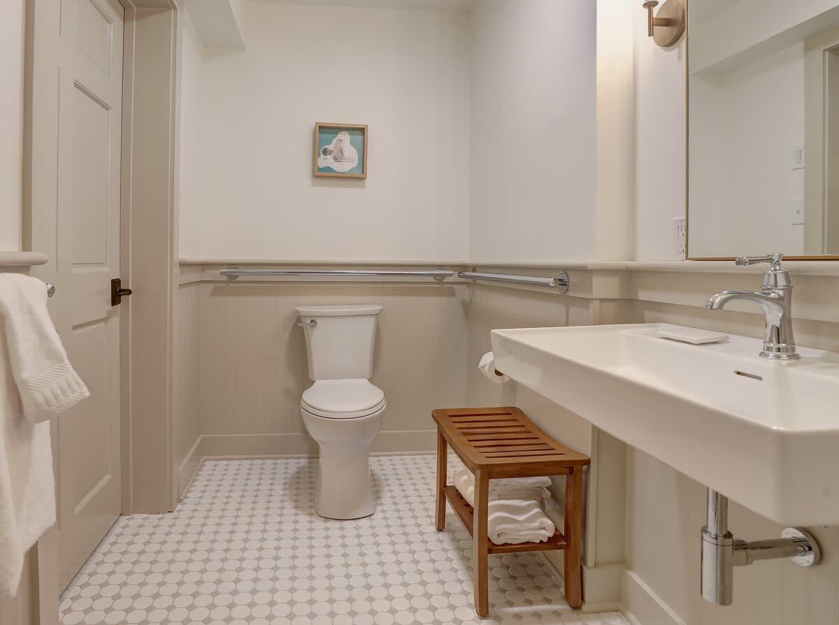 The 200 South St | King Rm 1 - vacation rental in Charlottesville — photo 11 of 36