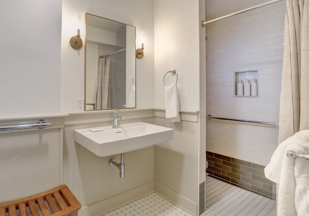 The 200 South St | King Rm 1 - vacation rental in Charlottesville — photo 13 of 36