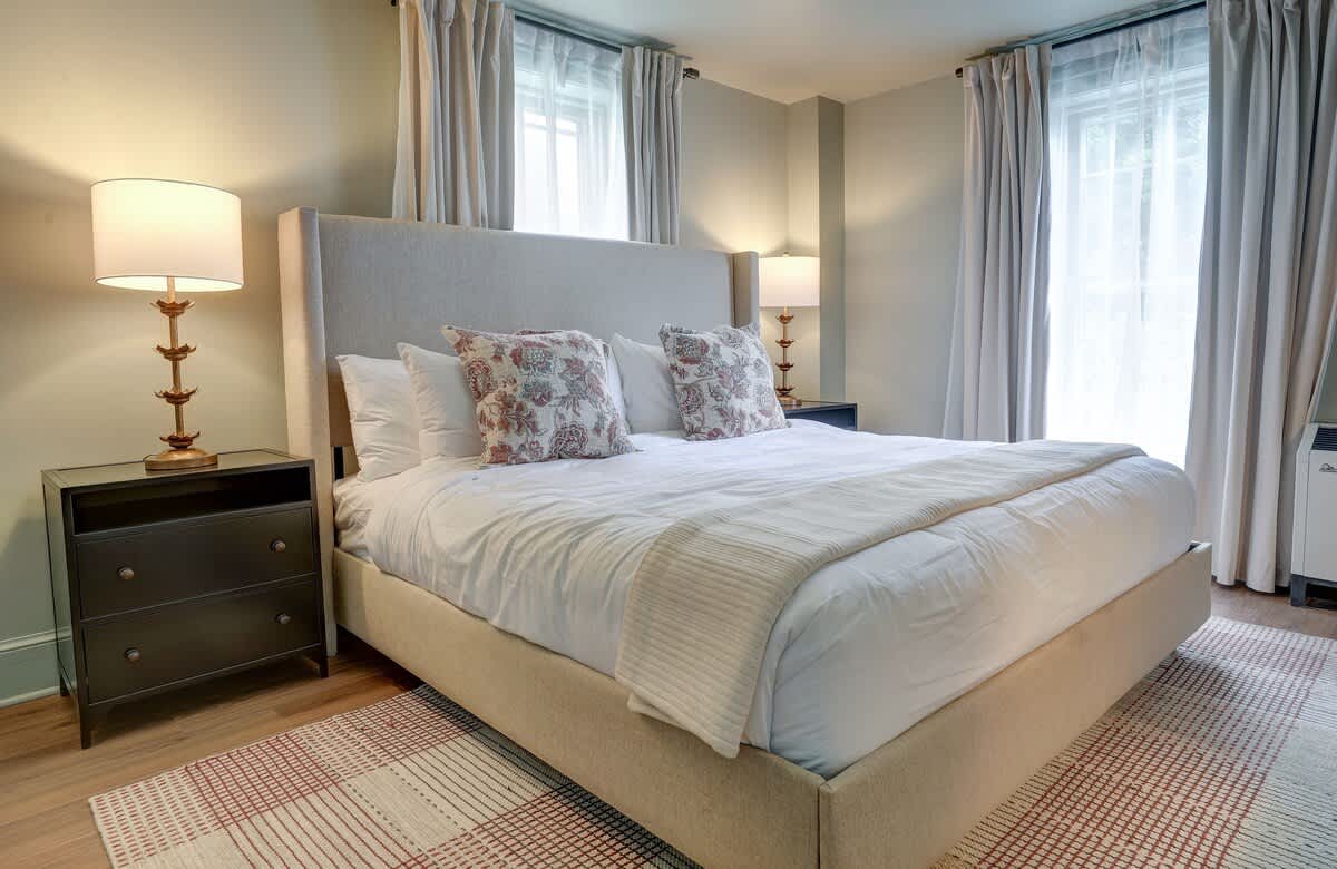 The 200 South St | King Rm 1 - vacation rental in Charlottesville — photo 2 of 36