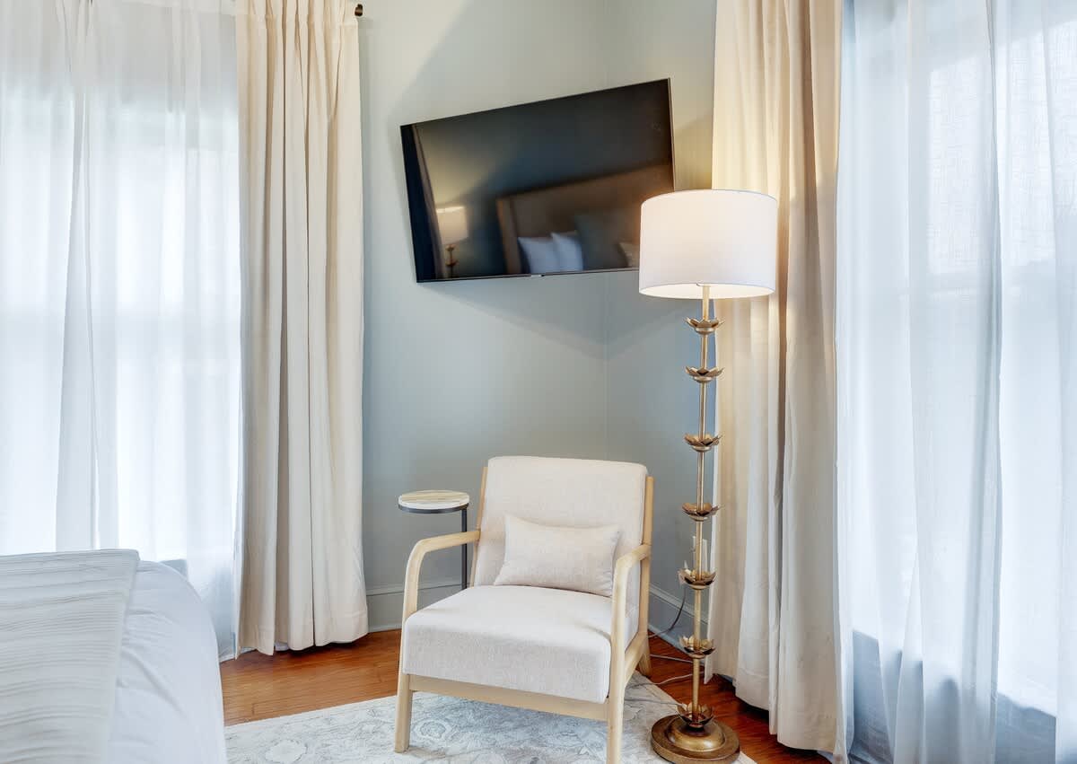 The 200 South St | King Rm 7 - vacation rental in Charlottesville — photo 8 of 33
