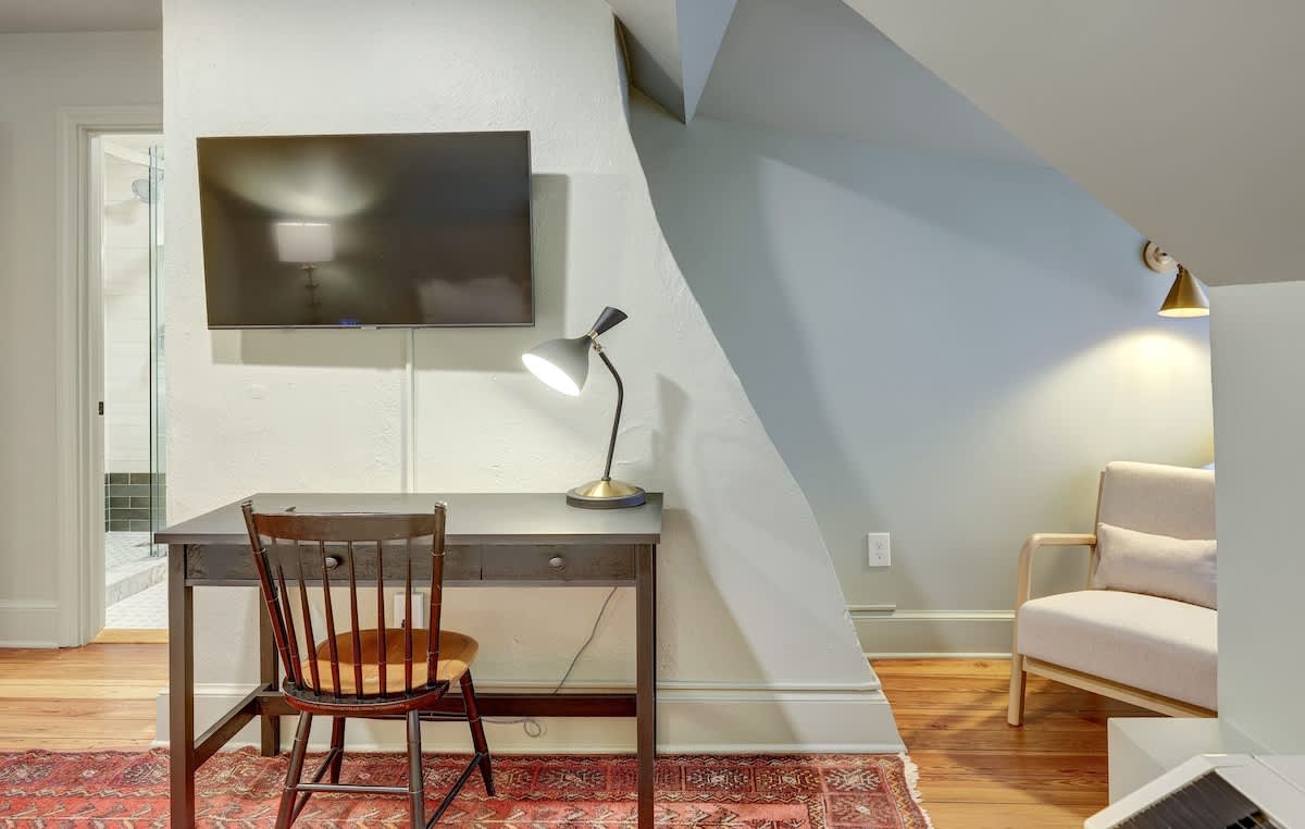 The 200 South St | King Rm 12 - vacation rental in Charlottesville — photo 9 of 33