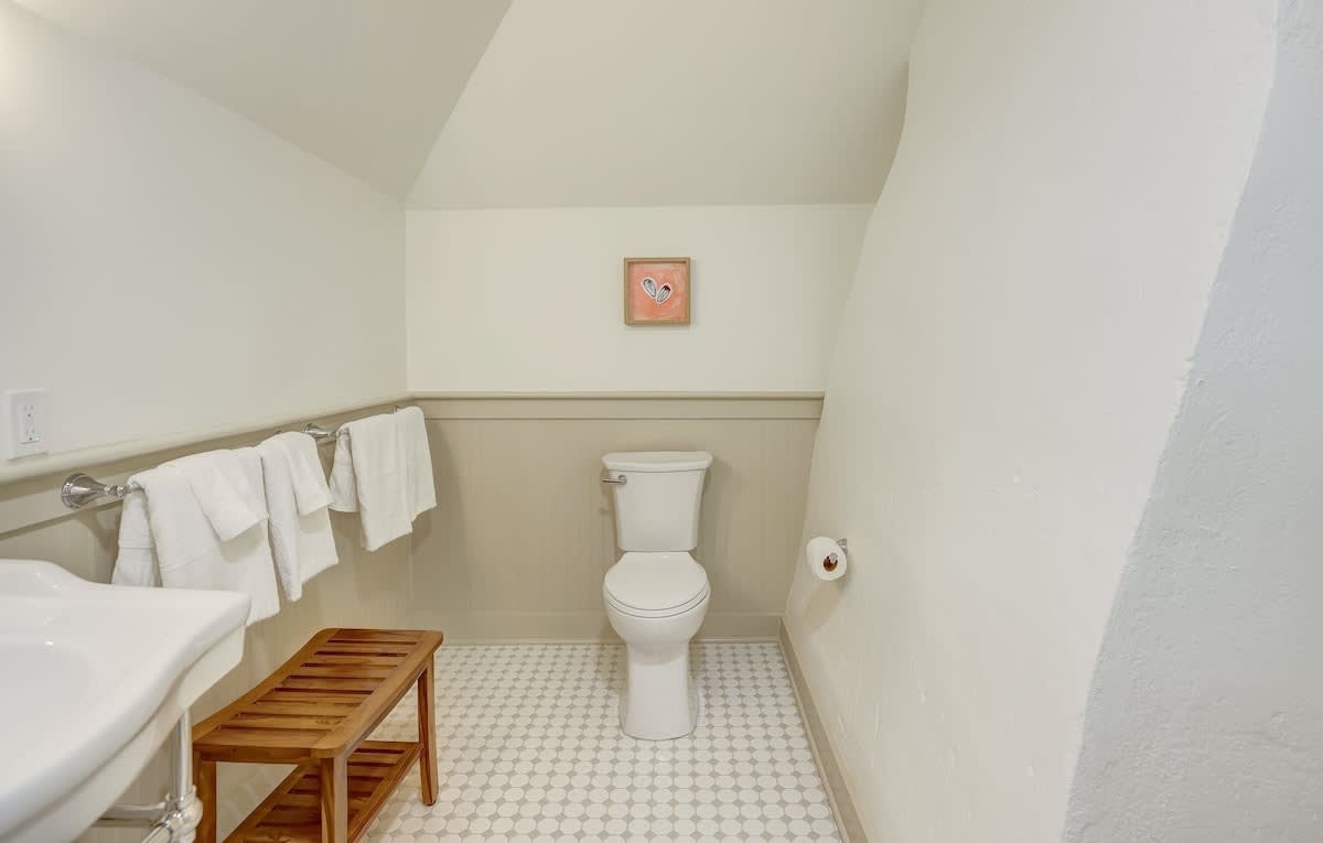 The 200 South St | King Rm 12 - vacation rental in Charlottesville — photo 6 of 33