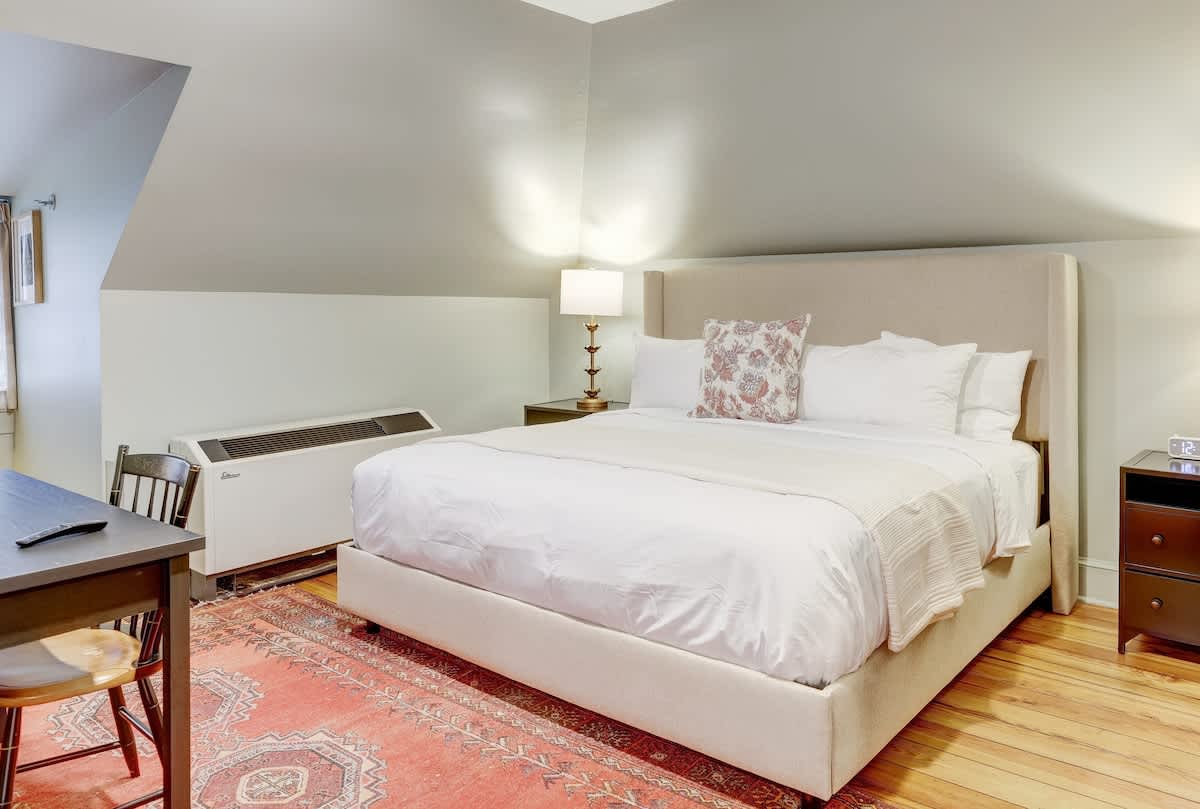 The 200 South St | King Rm 12 - vacation rental in Charlottesville — photo 1 of 33